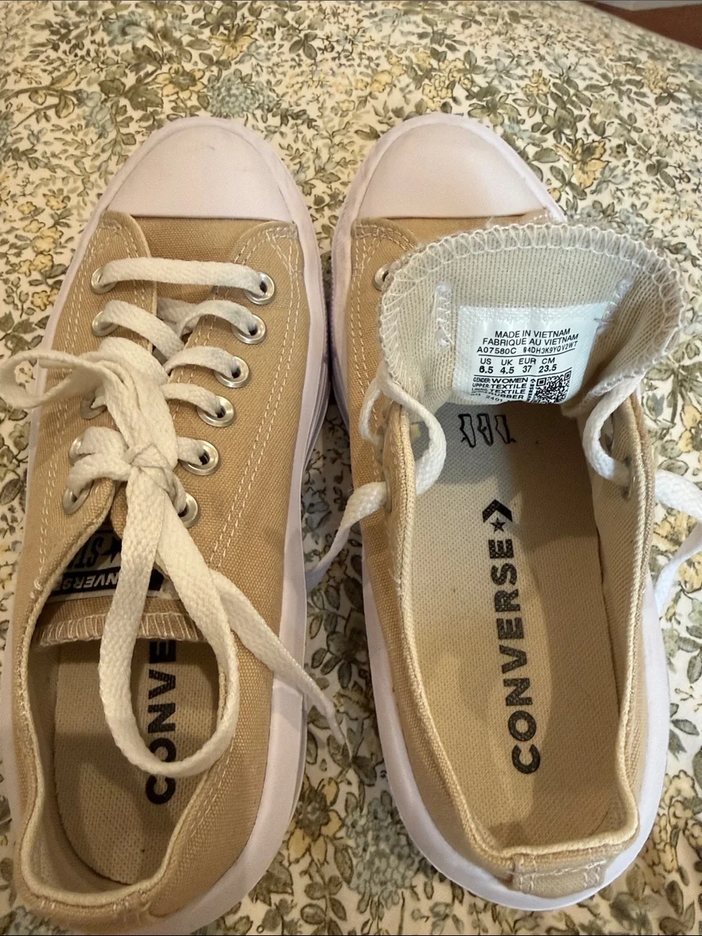 Converse Low-Top Sneakers in Light Beige and White - Picture 4 of 4